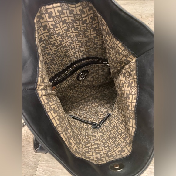 Tory Burch Black Crossbody Purse with Silver Hardware. Convertible Straps - Picture 11 of 15